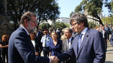 Mariano Rajoy estrecha la mano a Carles Puigdemont para expresarle su apoyo