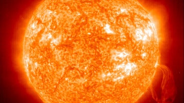 El Sol con una llamarada varias veces más grande que nuestro planeta