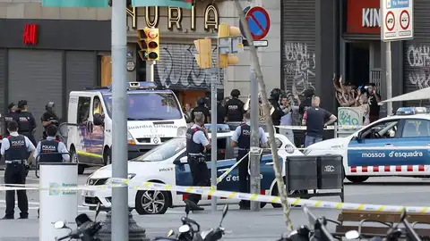 Despliegue policial en el lugar del atentado ocurrido en las Ramblas de Barcelona Despliegue policial en el lugar del atentado ocurrido en las Ramblas de Barcelona
