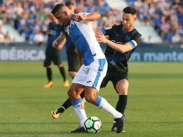 Gabriel Pires protege el balón ante la defensa de Burgui Gabriel Pires protege el balón ante la defensa de Burgui