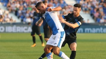 Gabriel Pires protege el balón ante la defensa de Burgui