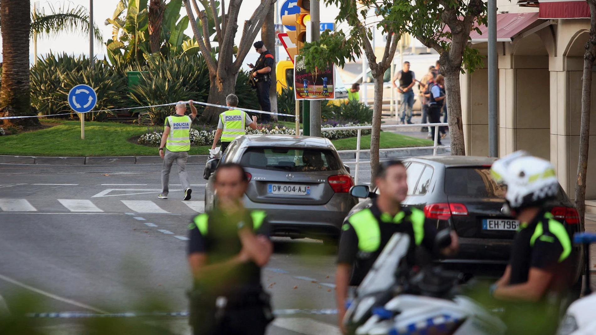Los Mossos d'Esquadra han abatido esta noche a cuatro presuntos terroristas en Cambrils (Tarragona) Los Mossos d'Esquadra han abatido esta noche a cuatro presuntos terroristas en Cambrils (Tarragona)
