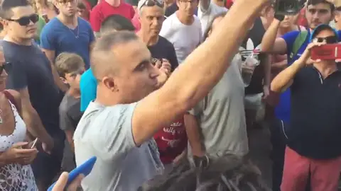 El grito tajante de un musulmán en mitad de Las Ramblas: "Amamos este país, no somos terroristas" El grito tajante de un musulmán en mitad de Las Ramblas: "Amamos este país, no somos terroristas"
