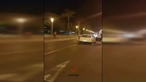 Así fue el momento en el que uno de los terroristas de Cambrils es abatido Así fue el momento en el que uno de los terroristas de Cambrils es abatido