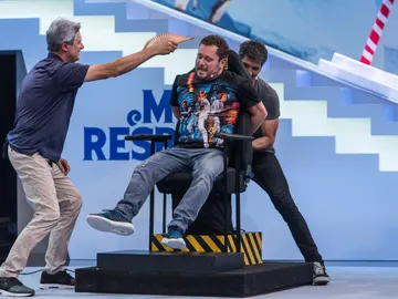 El Monaguillo, el invitado de ‘Me Resbala’ que más calambrazos se ha llevado en la historia del programa El Monaguillo, el invitado de ‘Me Resbala’ que más calambrazos se ha llevado en la historia del programa