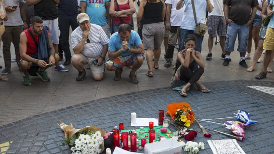 Varias personas se paran frente al mosaico de Miró en las Ramblas de Barcelona Varias personas se paran frente al mosaico de Miró en las Ramblas de Barcelona