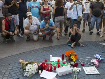 Varias personas se paran frente al mosaico de Miró en las Ramblas de Barcelona Varias personas se paran frente al mosaico de Miró en las Ramblas de Barcelona