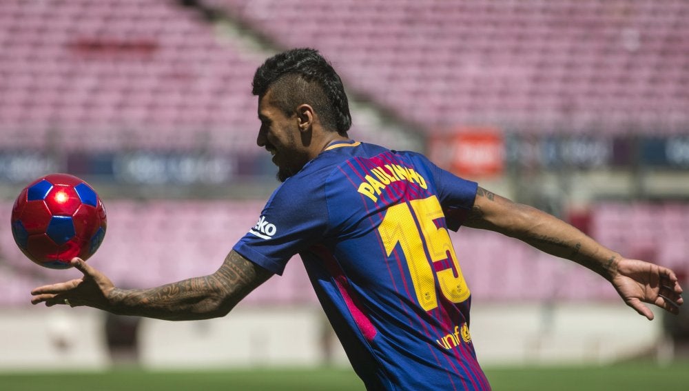 Paulinho da el balón a los aficionados en su presentación