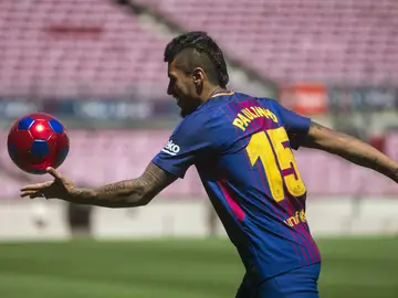 Paulinho da el balón a los aficionados en su presentación Paulinho da el balón a los aficionados en su presentación