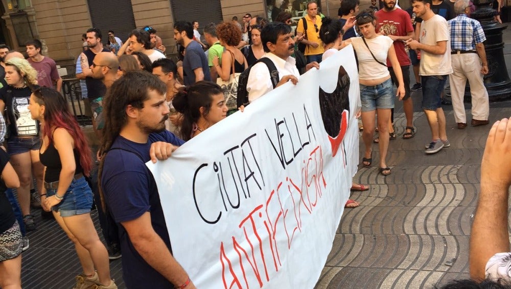 Varios antifacistas muestran un cártel en Las Ramblas rechazando los atentados
