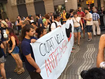 Varios antifacistas muestran un cártel en Las Ramblas rechazando los atentados Varios antifacistas muestran un cártel en Las Ramblas rechazando los atentados