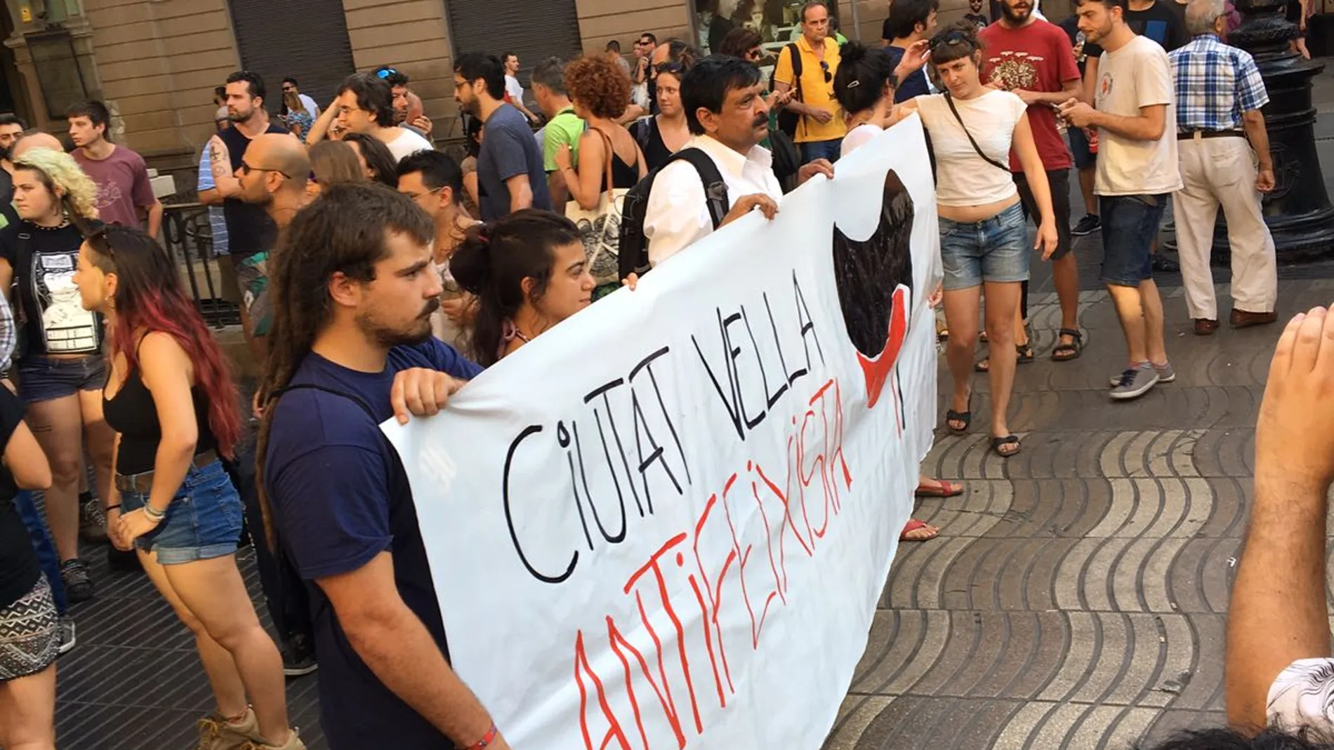Varios antifacistas muestran un cártel en Las Ramblas rechazando los atentados Varios antifacistas muestran un cártel en Las Ramblas rechazando los atentados