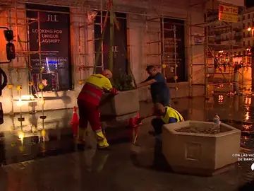 Instalan maceteros en la Puerta del Sol de Madrid para evitar atentados como los de Barcelona y Cambrils Instalan maceteros en la Puerta del Sol de Madrid para evitar atentados como los de Barcelona y Cambrils