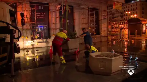 Instalan maceteros en la Puerta del Sol de Madrid para evitar atentados como los de Barcelona y Cambrils Instalan maceteros en la Puerta del Sol de Madrid para evitar atentados como los de Barcelona y Cambrils