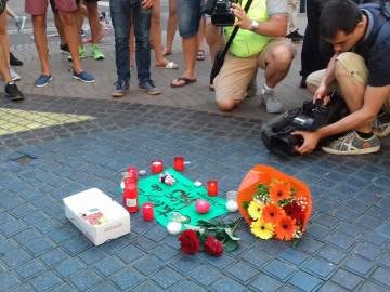 Homenaje en apoyo a las víctimas en el centro de Barcelona