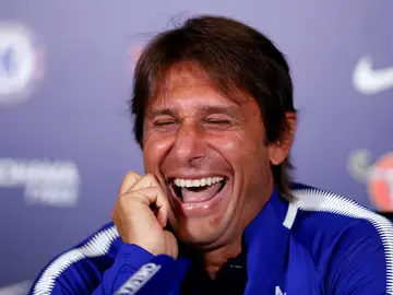 Antonio Conte 'sufre' un ataque de risa en plena rueda de prensa Antonio Conte 'sufre' un ataque de risa en plena rueda de prensa