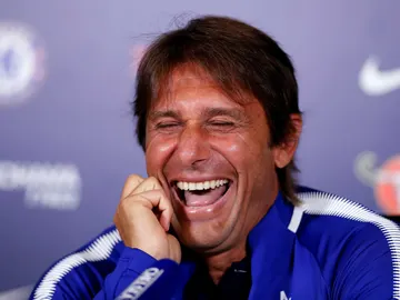 Antonio Conte 'sufre' un ataque de risa en plena rueda de prensa Antonio Conte 'sufre' un ataque de risa en plena rueda de prensa