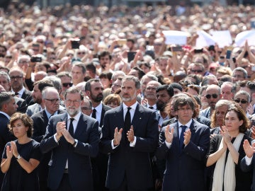 Las autoridades, con el rey Felipe VI en el centro, durante el minuto de silencio por las víctimas de los atentados de Catalunya