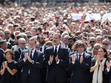 Las autoridades, con el rey Felipe VI en el centro, durante el minuto de silencio por las víctimas de los atentados de Catalunya Las autoridades, con el rey Felipe VI en el centro, durante el minuto de silencio por las víctimas de los atentados de Catalunya