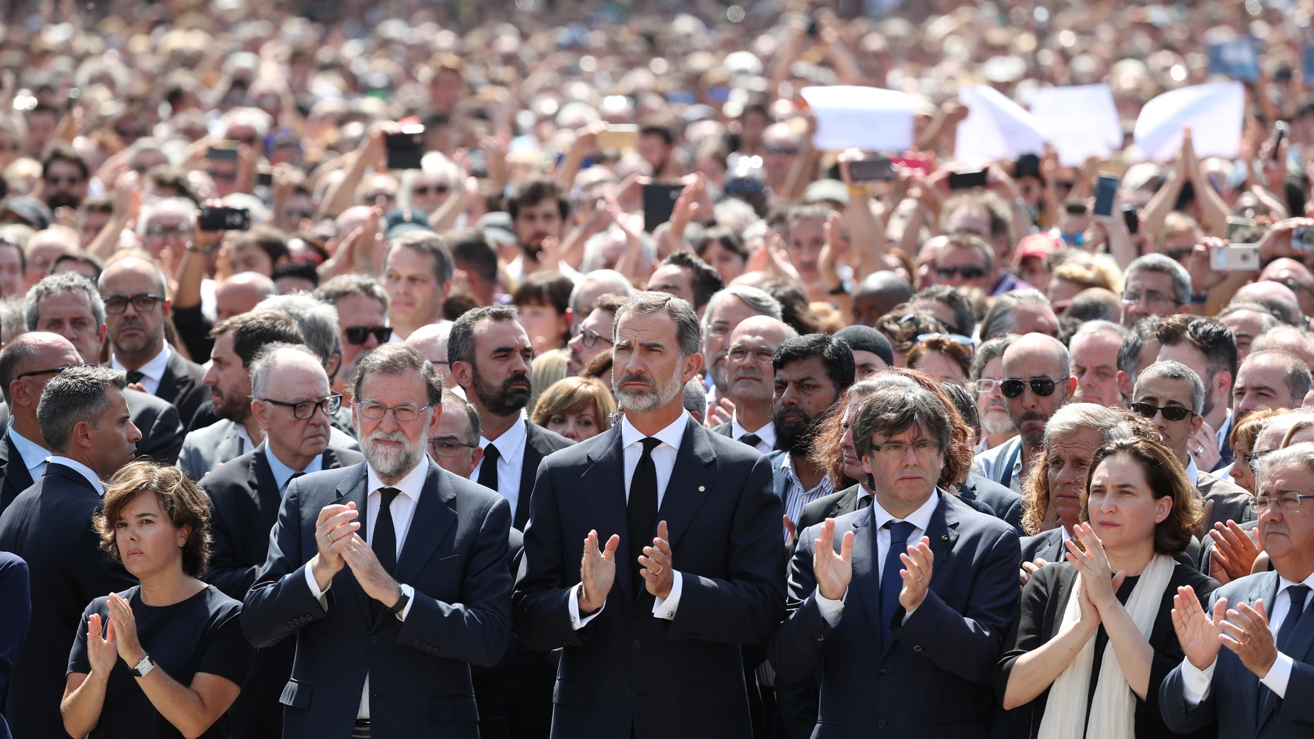 Las autoridades, con el rey Felipe VI en el centro, durante el minuto de silencio por las víctimas de los atentados de Catalunya Las autoridades, con el rey Felipe VI en el centro, durante el minuto de silencio por las víctimas de los atentados de Catalunya