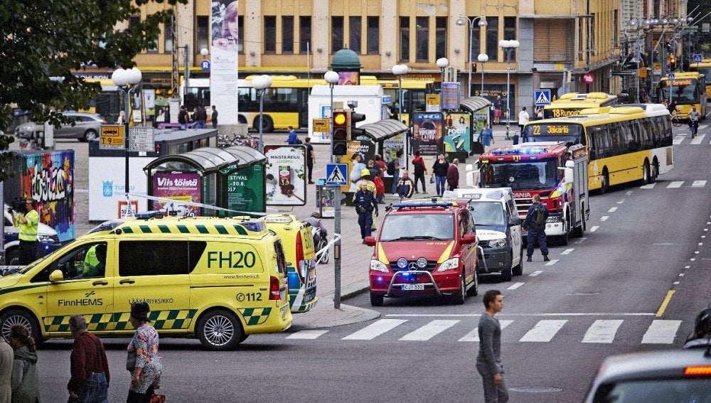 Efectivos de la policía y cuerpos de seguridad del Estado vigilan la céntrica plaza finlandesa de Turku