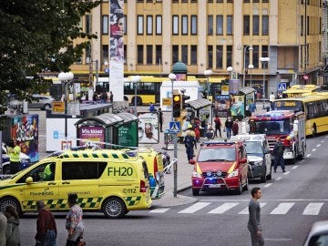 Efectivos de la policía y cuerpos de seguridad del Estado vigilan la céntrica plaza finlandesa de Turku
