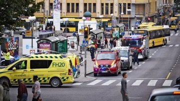 Efectivos de la policía y cuerpos de seguridad del Estado vigilan la céntrica plaza finlandesa de Turku