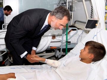 Felipe VI, con un niño víctima del atentado