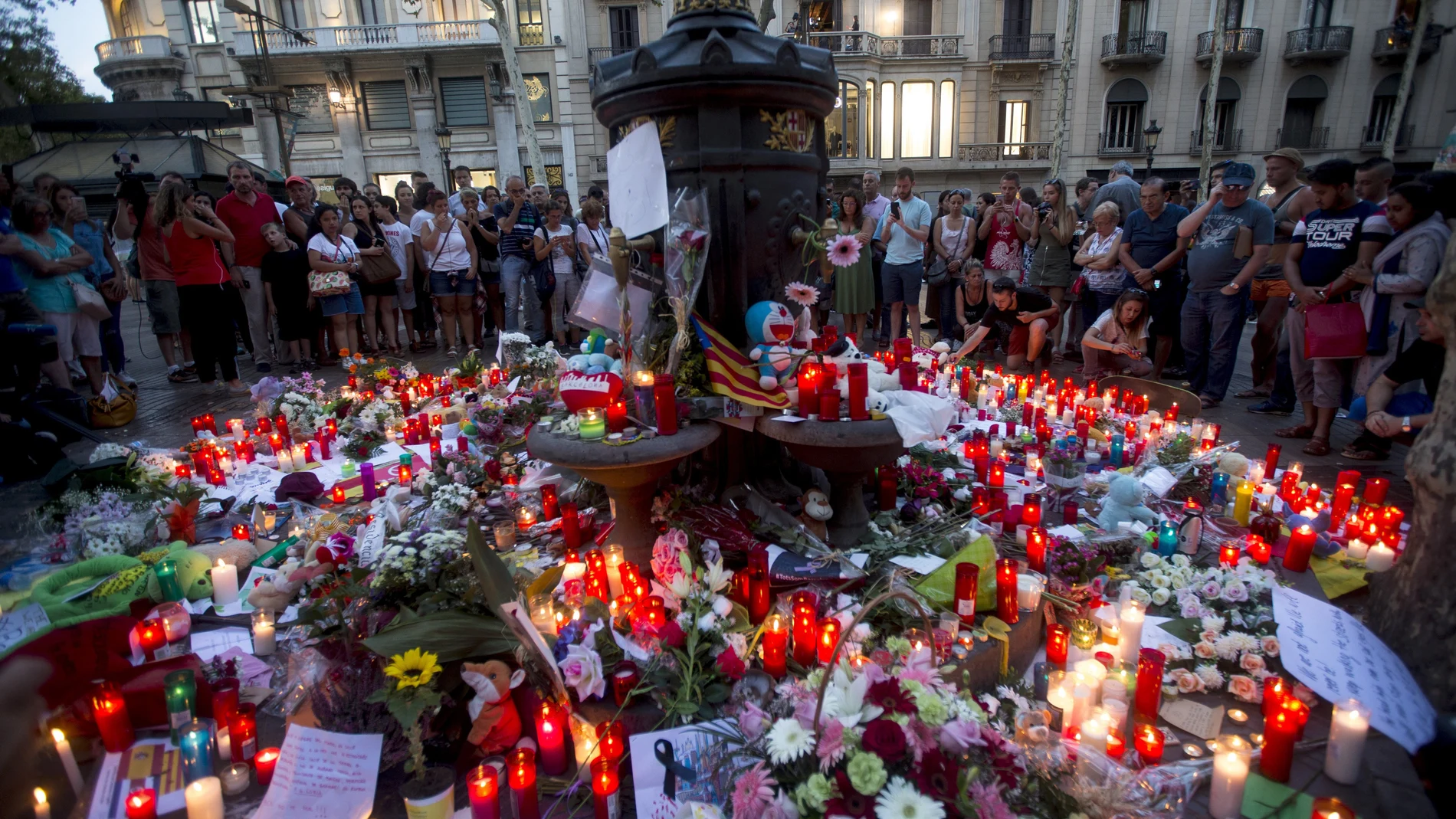 Homenaje a las víctimas en Barcelona Homenaje a las víctimas en Barcelona