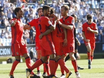 Los jugadores de la Real Sociedad celebran el gol de Juanmi contra el Celta