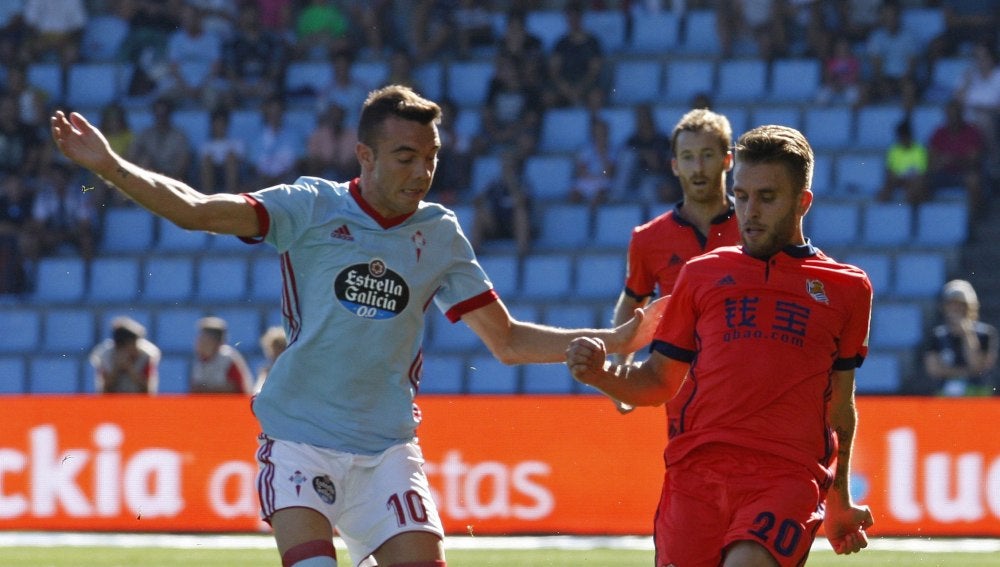 Iago Aspas aguanta el balón ante la presión de Kevin Rodrigues en el Celta - Real Sociedad