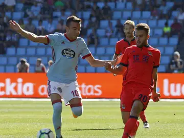 Iago Aspas aguanta el balón ante la presión de Kevin Rodrigues en el Celta - Real Sociedad Iago Aspas aguanta el balón ante la presión de Kevin Rodrigues en el Celta - Real Sociedad