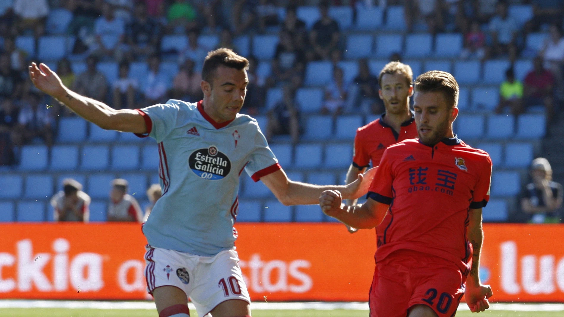 Iago Aspas aguanta el balón ante la presión de Kevin Rodrigues en el Celta - Real Sociedad Iago Aspas aguanta el balón ante la presión de Kevin Rodrigues en el Celta - Real Sociedad