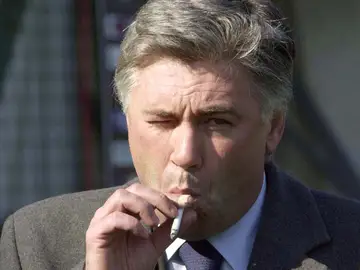 Ancelotti, fumando durante un partido con el Milan Ancelotti, fumando durante un partido con el Milan