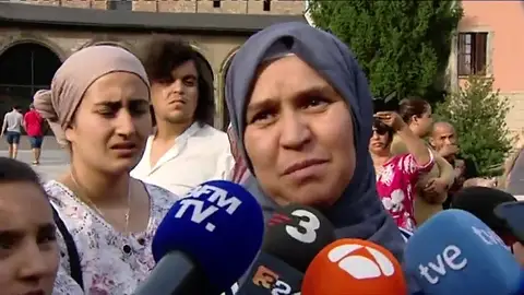 La madre de Younes Abouyaaqoub, el terrorista huido: "Entrégate, es mejor en la cárcel que muerto. El Islam no habla de matar" La madre de Younes Abouyaaqoub, el terrorista huido: "Entrégate, es mejor en la cárcel que muerto. El Islam no habla de matar"