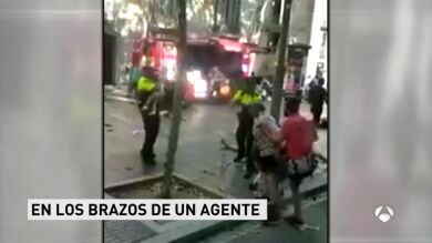 VÍDEO: Un guardia urbano calma a un bebé minutos después del atentado