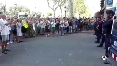 Ovación espontánea a una dotación de Mossos en plena calle de Barcelona