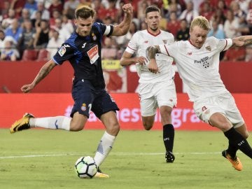 Leo Baptistao dispara a puerta durante el Sevilla - Espanyol