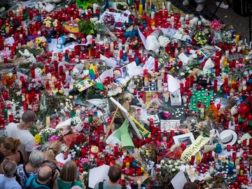 Flores y velas en Las Ramblas para homenajear a las víctimas Flores y velas en Las Ramblas para homenajear a las víctimas