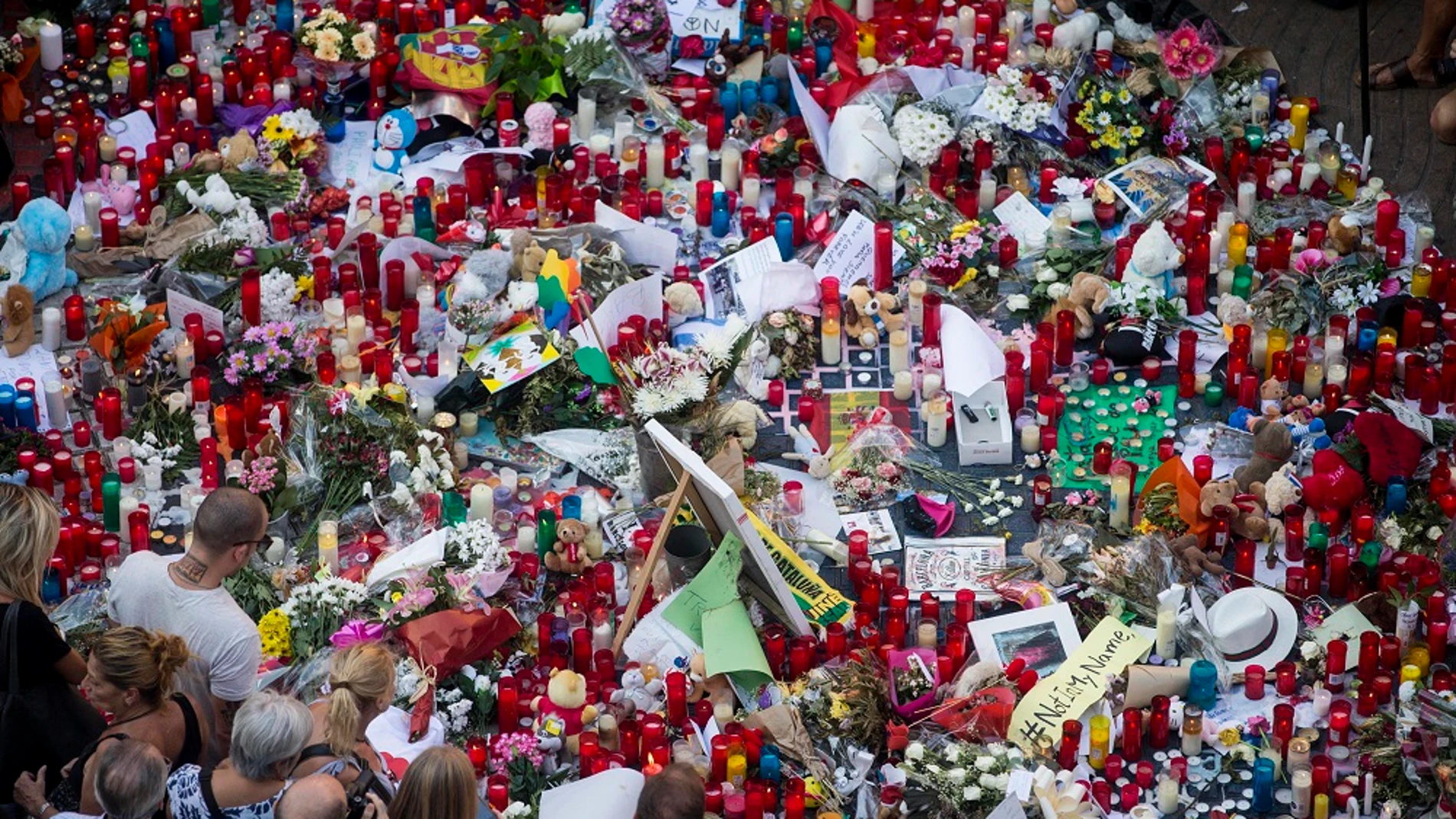 Flores y velas en Las Ramblas para homenajear a las víctimas Flores y velas en Las Ramblas para homenajear a las víctimas
