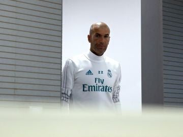 Zidane, entrando en la sala de prensa