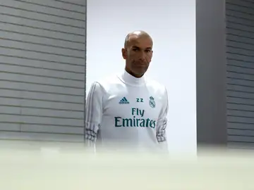 Zidane, entrando en la sala de prensa Zidane, entrando en la sala de prensa