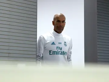 Zidane, entrando en la sala de prensa Zidane, entrando en la sala de prensa