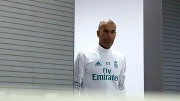 Zidane, entrando en la sala de prensa Zidane, entrando en la sala de prensa
