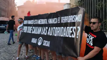 Pancarta islamófoba y humo de bengalas en la mezquita del Albaicín Pancarta islamófoba y humo de bengalas en la mezquita del Albaicín