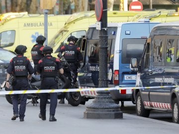 Los Mossos en el lugar del atentado en Barcelona