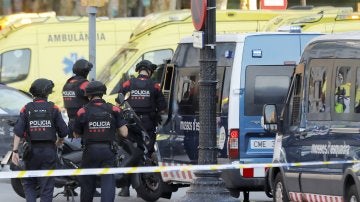 Los Mossos en el lugar del atentado en Barcelona