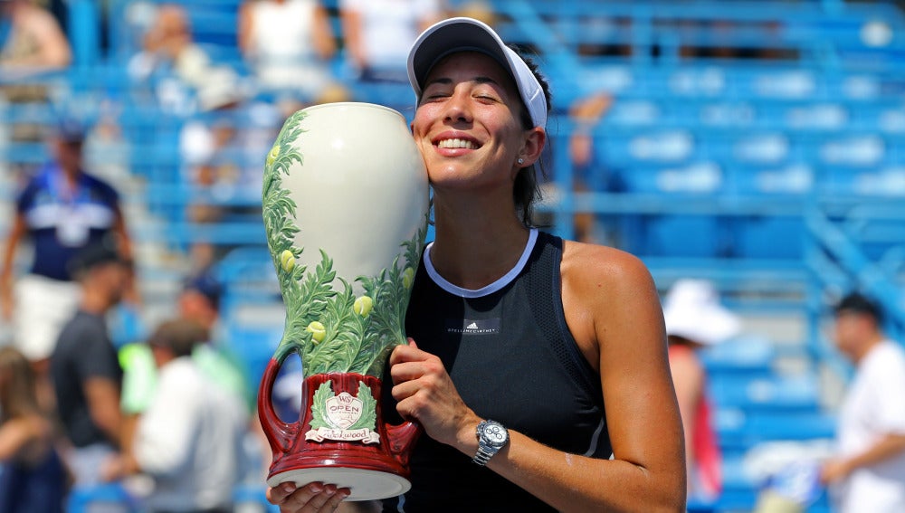 Garbiñe Muguruza, con el trofeo de campeona del Masters de Cincinnati