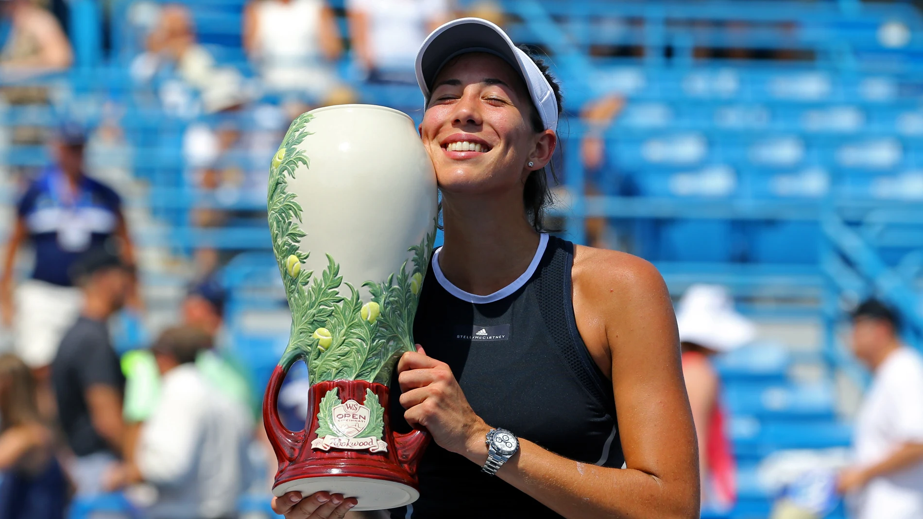Garbiñe Muguruza, con el trofeo de campeona del Masters de Cincinnati Garbiñe Muguruza, con el trofeo de campeona del Masters de Cincinnati