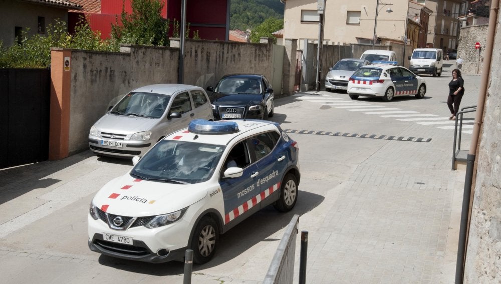 Coches de los Mossos d'Esquadra patrullando por el interior de la localidad de Ripoll